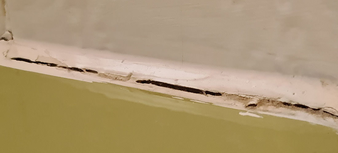 Defekte Silikonfugen: Wenn über Jahre unbemerkt Wasser einsickert