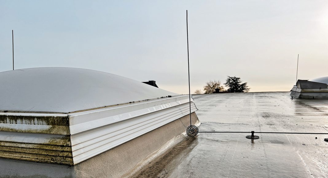 Lichtkuppeln werden mit Triflex ProDetail dauerhaft abgedichtet – die ETA-Prüfung bescheinigte dem Produkt eine Lebensdauer von 40 Jahren.