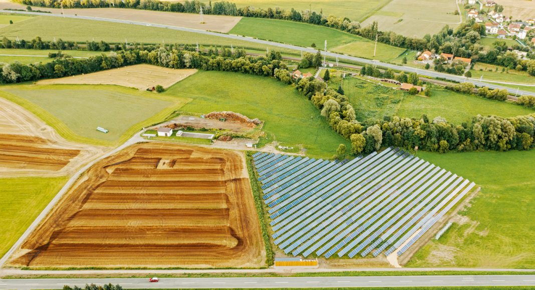 Österreichs größte solarthermische Anlage: Die erzeugte Wärme wird in das mehr als zehn Kilometer lange Fernwärmenetz der Kelag Energie & Wärme eingespeist.