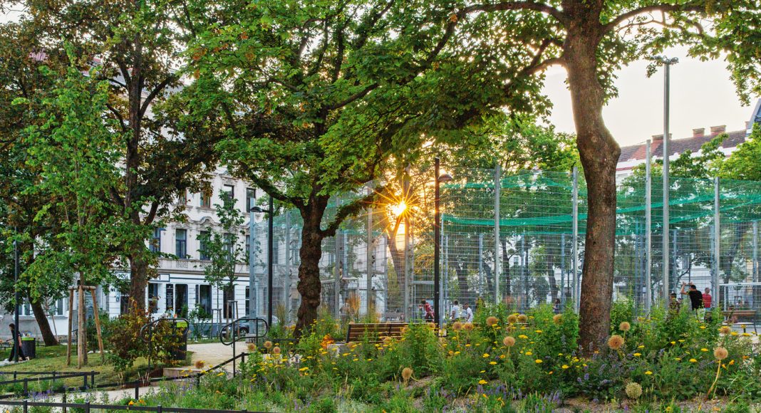 Wieningerplatz, 1150 Wien Wieningerplatz: Die Neugestaltung des Wieningerplatzes von Yewo Landscapes zeigt, wie eine vernachlässigte Fläche zu einer klimaresilienten Parkanlage transformiert werden kann. Auf 4.600 Quadratmeter entstand im Westbahnhofviertel ein inklusiver Freiraum mit erhaltenen Altbäumen, neuen Grünzonen und innovativen Wassermanagementsystemen. Das Angebot umfasst Outdoor- Fitnessgeräte, einen Calisthenics-Bereich, einen renovierten Ballspielplatz sowie Tischtennistische und Hängematten für alle Altersgruppen. Artenvielfalt fördern gezielt gepflanzte Hibiskussträucher und Kornelkirschen, die Vögeln und Insekten urbanen Lebensraum bieten.