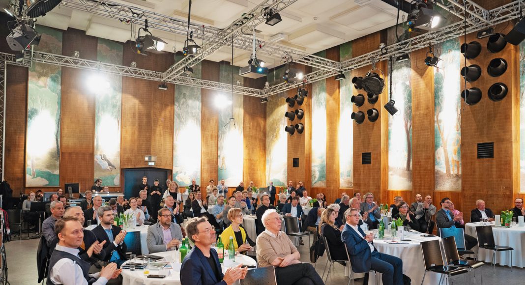 036_1_aufmacher voller saal_Wohnbausym Funkhaus Das Studio 3 im Wiener Funkhaus war der Ort des 81. Symposiums – Die Zukunft des Wohnens. Fotos: Oreste Schaller